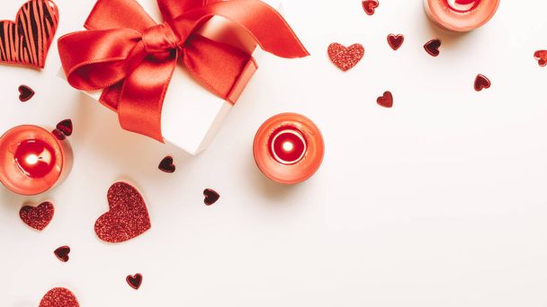 Sevgililer Günü minimum: kırmızı aşk kalpleri, romantik hediye kutusu, beyaz arka planda mum. Sevgililer günü, anneler günü, doğum günü tebrik kartları, davetiye, kutlama konsepti - Fotoğraf, Görsel