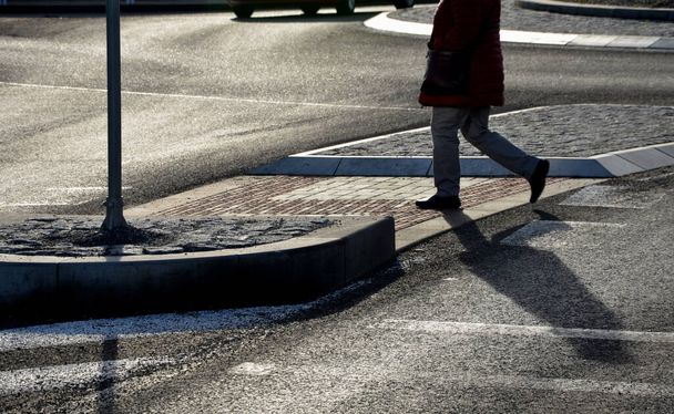 視覚障害者や視覚障害者のための触覚タイルストリップをナビゲートします。赤い舗装は、交差点に人を導き、エッジの道に注意を引く突起があります。 - 写真・画像