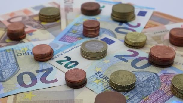 Eurobankbiljetten en euromunten op roterend display.  - Video