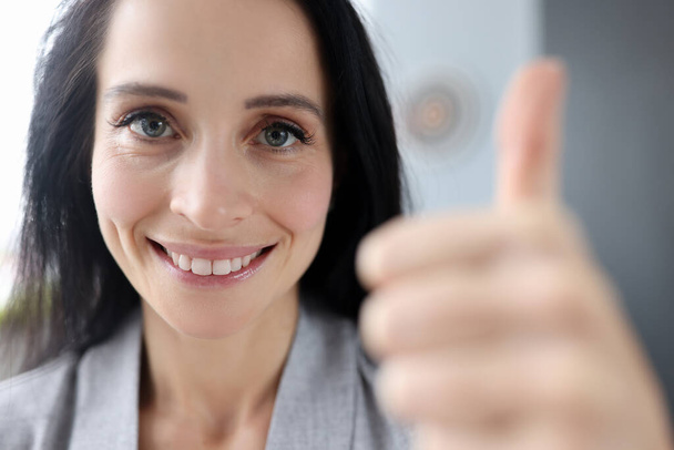 Usmívající se žena drží palce nahoru detailní up - Fotografie, Obrázek