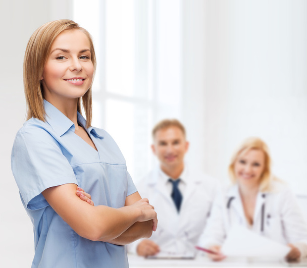 lächelnde Ärztin oder Krankenschwester - Foto, Bild