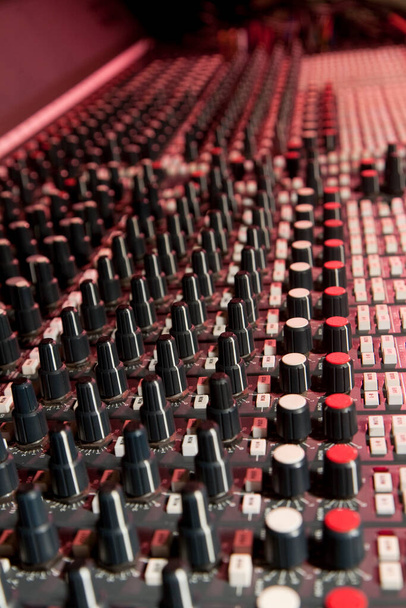 Bureau de mixage en studio d'enregistrement. - Photo, image