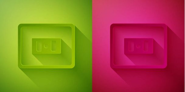 Papiergeschnittenes Steckdosensymbol isoliert auf grünem und rosa Hintergrund. Steckdose. Rosettensymbol. Papierkunst. Vektor. - Vektor, Bild