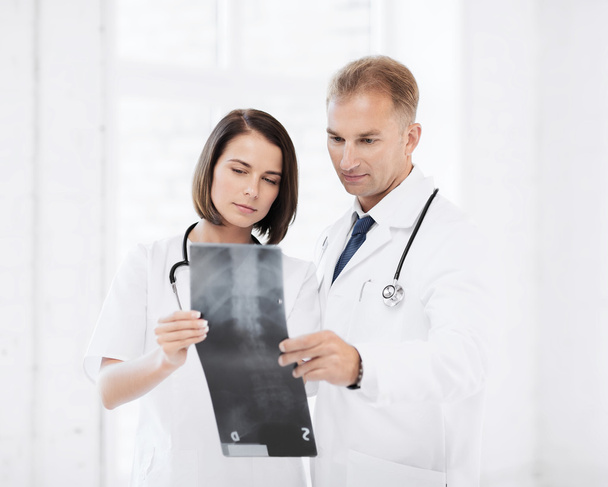 zwei Ärzte beim Röntgen - Foto, Bild