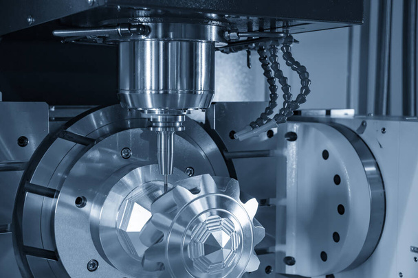 Високоточний 5-вісьовий обробний центр, що зрізує металеві частини передач. Hi-technology parts production process by multi-axis CNC milling machine. - Фото, зображення