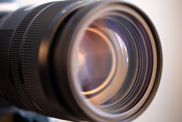Lente de perto de uma lente profissional de uma câmera digital. O conceito de equipamento profissional para trabalhar com foto e vídeo. - Foto, Imagem