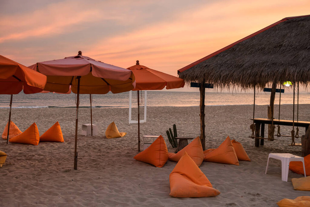 Üres narancssárga babzsák és napernyők ülni, pihenni, lásd strand kilátás alkonyatkor Cha-Am, Phetchaburi, Thaiföld. Híres úti cél a meleg országok nyári vakáció. - Fotó, kép