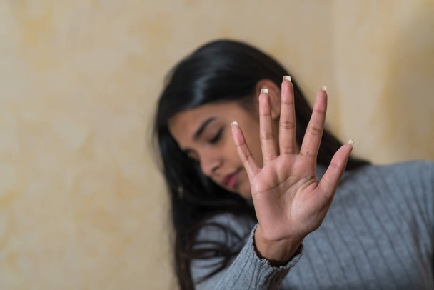 Autodifesa, giovane donna indiana che si copre il viso con la mano - Foto, immagini