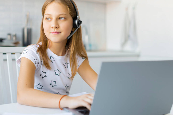 Menina adolescente durante a chamada de vídeo online. Trabalho de casa online. - Foto, Imagem