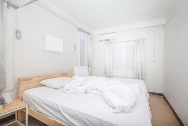 quarto limpo almofadas brancas e lençóis em beleza e mobiliário de casa interior com luz solar. - Foto, Imagem