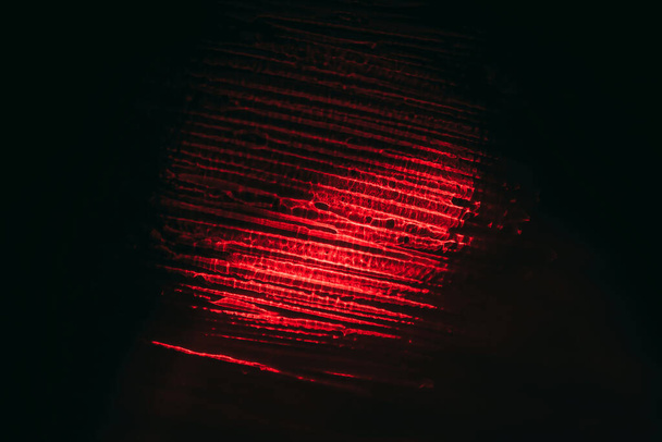Hermosa pincel rojo surrealista abstracto mancha luz pastel magia oscura. Patrón de fondo para el diseño. Macro fotografía vista. - Foto, imagen