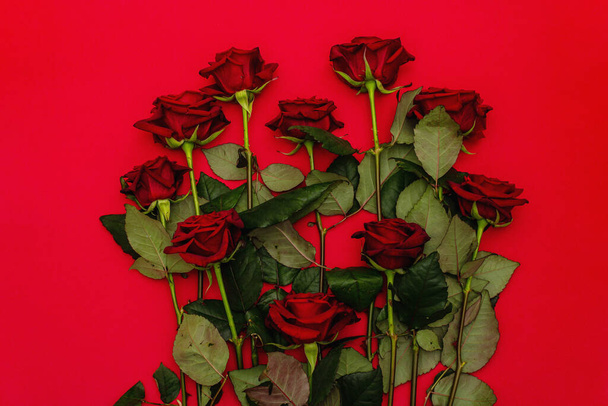 Kırmızı köpüklü arka planda kalp şeklinde taze burgundy gülleri. Kokulu kırmızı çiçekler, Sevgililer Günü için hediye konsepti, düğün ya da doğum günü, üst manzara - Fotoğraf, Görsel