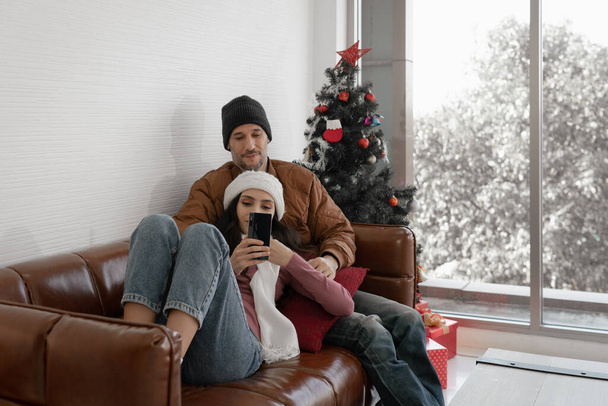 καυκάσιο ζευγάρι μένουν μαζί στο σπίτι και βλέποντας ταινίες από το smartphone. έννοια της ομαδικότητας - Φωτογραφία, εικόνα