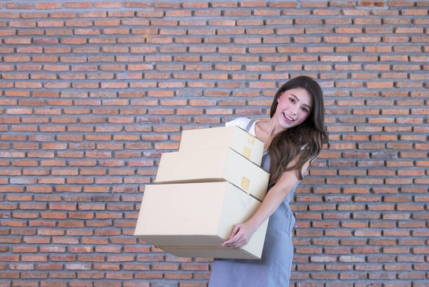 Asiatin packt Pakete in ihrem Online-Geschäft zu Hause ein - Foto, Bild