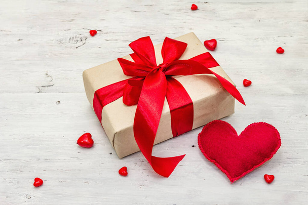 Valentijn wenskaart achtergrond met geschenkdozen, rode linten en diverse harten. Oude witte houten planken achtergrond. Wedding of Verjaardag concept, plat lay, close-up - Foto, afbeelding