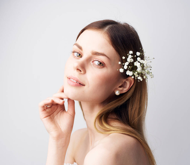 κομψή γυναίκα λουλούδια στη διακόσμηση μαλλιών πολυτέλεια διασκεδαστικό μοντέλο - Φωτογραφία, εικόνα