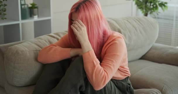 Smutna kobieta myślami w domu - Materiał filmowy, wideo