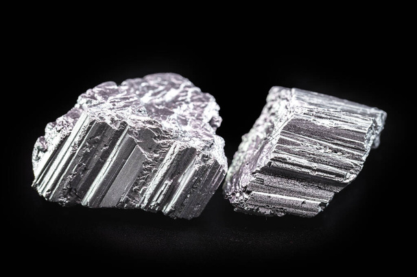 Neodym-Stein, der zur Gruppe der Seltenen Erden gehört, dem stärksten magnetischen Erz der Welt, das in der Technologiebranche verwendet wird - Foto, Bild