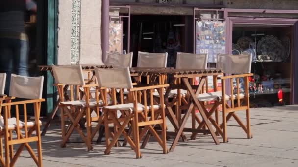Tyhjä baari tai ravintola Euroopassa puiset pöydät ilman ihmisiä. Pienyritysten tappiot ja pandemian seuraukset Covid-19 - Materiaali, video