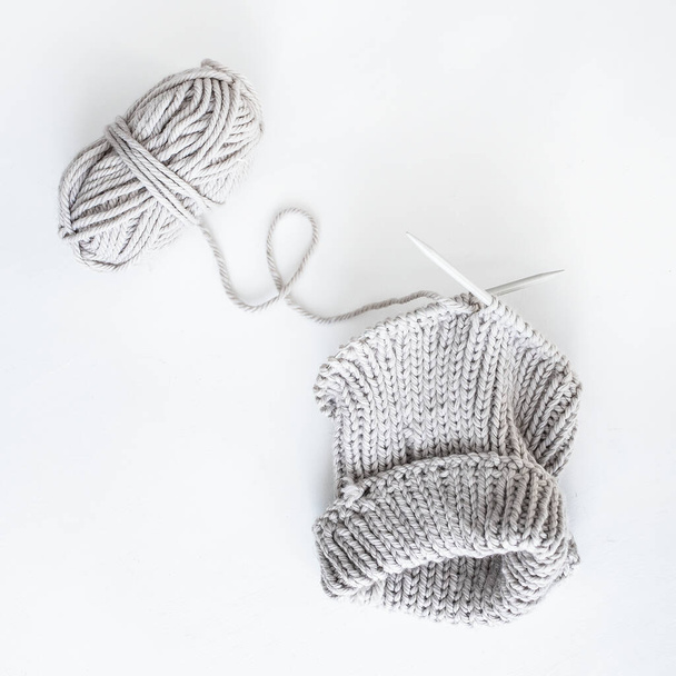 fils et aiguilles à tricoter gris sur fond blanc - Photo, image