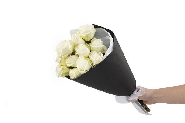 Πολλά λευκά τριαντάφυλλα ως φόντο λουλουδιών. Λευκό νυφικό μπουκέτο τριαντάφυλλα σε έντονα χρώματα με μπλε στελέχη που απομονώνονται σε λευκό. - Φωτογραφία, εικόνα