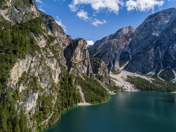 Vista aérea del lago Braies, Pragser Wildsee es un lago en las Prags Dolomitas en Tirol del Sur, Italia. Gente caminando y trekking por los senderos que corren a lo largo del lago - Foto, imagen