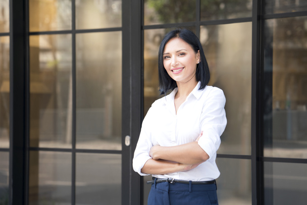 中央アジアのビジネス女性オフィスビル。幸せな笑顔の若い陽気な実業家の肖像画. - 写真・画像