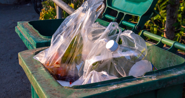 пластиковый пакет отходов в мусорном ведре, мусор, мусор, загрязнение окружающей среды, мусор - Фото, изображение