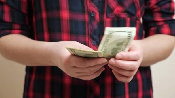 Η γυναίκα μετράει χαρτονομίσματα σε δολάρια κρατώντας τα χέρια από κοντά - Πλάνα, βίντεο
