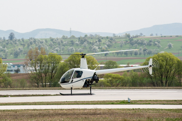 helikopter tijdens de vlucht - Foto, afbeelding