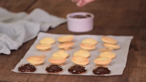 溶かしたチョコレートでクッキーを飾る女性シェフ. - 映像、動画