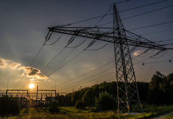 Πυλώνας ηλεκτρικής ενέργειας κατά του ουρανού κατά τη δύση - Φωτογραφία, εικόνα
