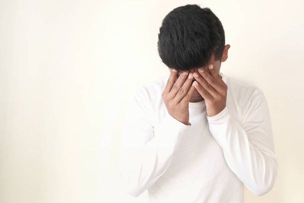 Молодой человек страдает головной болью, закрыть  - Фото, изображение