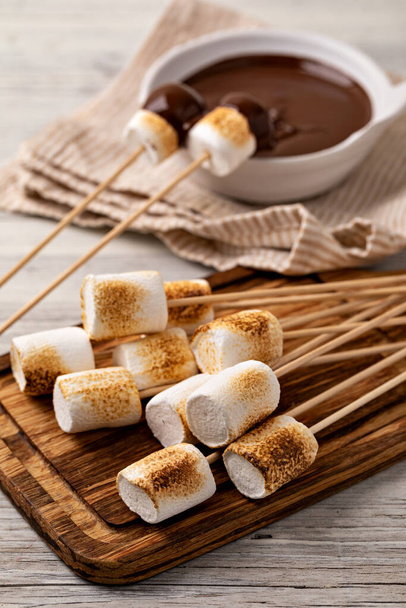 marshmallow na velha mesa de madeira - Foto, Imagem