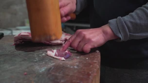 Egy szakács, aki húst dörömböl. Közelkép. - Felvétel, videó