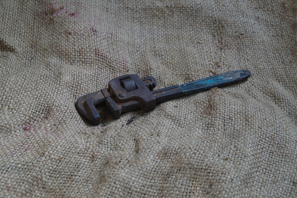Старий трубний ключ з іржею і подряпинами
 - Фото, зображення