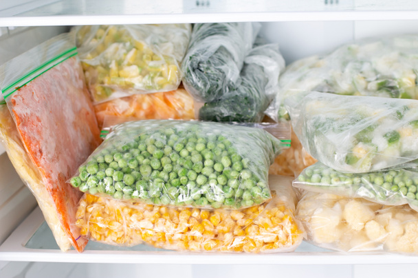 Buzdolabında donmuş sebzeler var. - Fotoğraf, Görsel