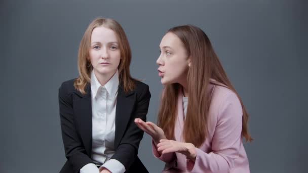 Filmaufnahmen emotionaler Mädchen, die ihrem gleichgültigen Freund eine Geschichte erzählen - Filmmaterial, Video