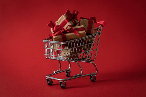Online shopping for Valentines day concept - presents in shopping cart - Foto, Imagem