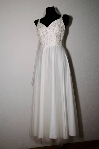 Foto vertical de un vestido de novia. - Foto, imagen