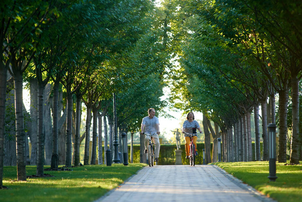 Feliz casal maduro andar de bicicleta ao ar livre. - Foto, Imagem