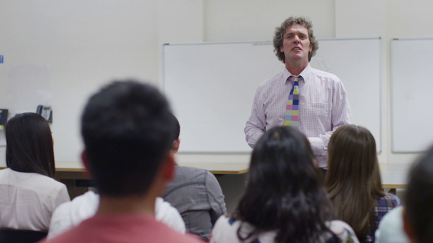 studenten luisteren als leraar houdt Hoorcollege - Video
