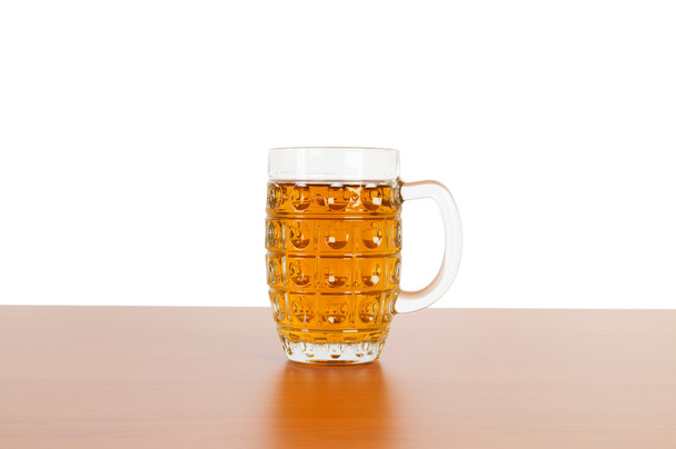 ποτήρι μπύρα που απομονώνονται σε λευκό φόντο - Φωτογραφία, εικόνα