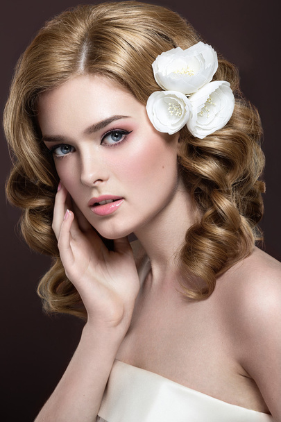 A beautiful woman with flowers on her head - Zdjęcie, obraz
