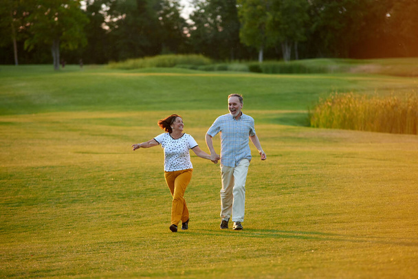 Šťastný dospělý pár na trávě. - Fotografie, Obrázek