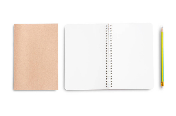 Horní pohled na notebook nebo prázdný poznámkový blok a tužku izolované na bílém pozadí. Prázdná stránka izolované na bílém pozadí pro mockup.  - Fotografie, Obrázek