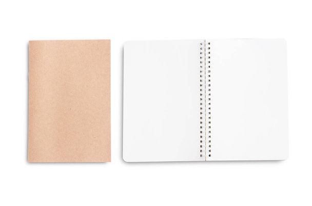 Felső nézet a notebook vagy üres jegyzettömb elszigetelt fehér háttérrel. Üres oldal elszigetelt fehér háttér mockup.  - Fotó, kép