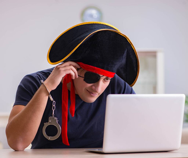 Koncept digitálního zabezpečení s pirátem v počítači - Fotografie, Obrázek