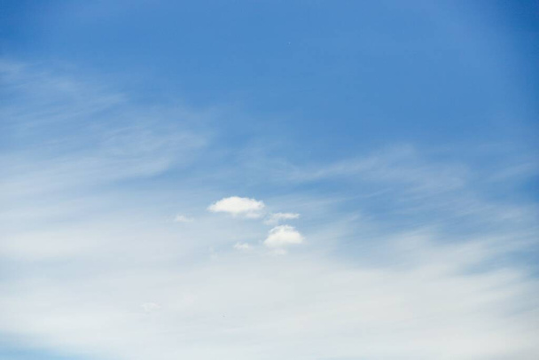 Pequeña nube esponjosa sobre un fondo de nubes cirrocumulus - Foto, Imagen