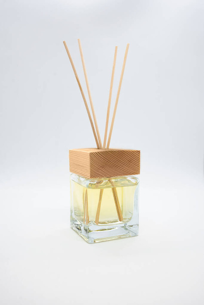 Una botella de difusor de aceite fragante de lavanda con palos de lengüeta, aislado en blanco - Foto, imagen